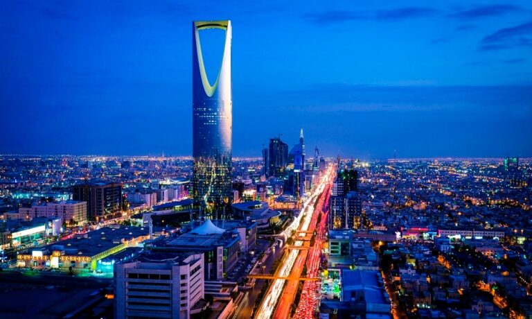 المملكة الساحرة: اكتشف جمال وتنوع السياحة في السعودية