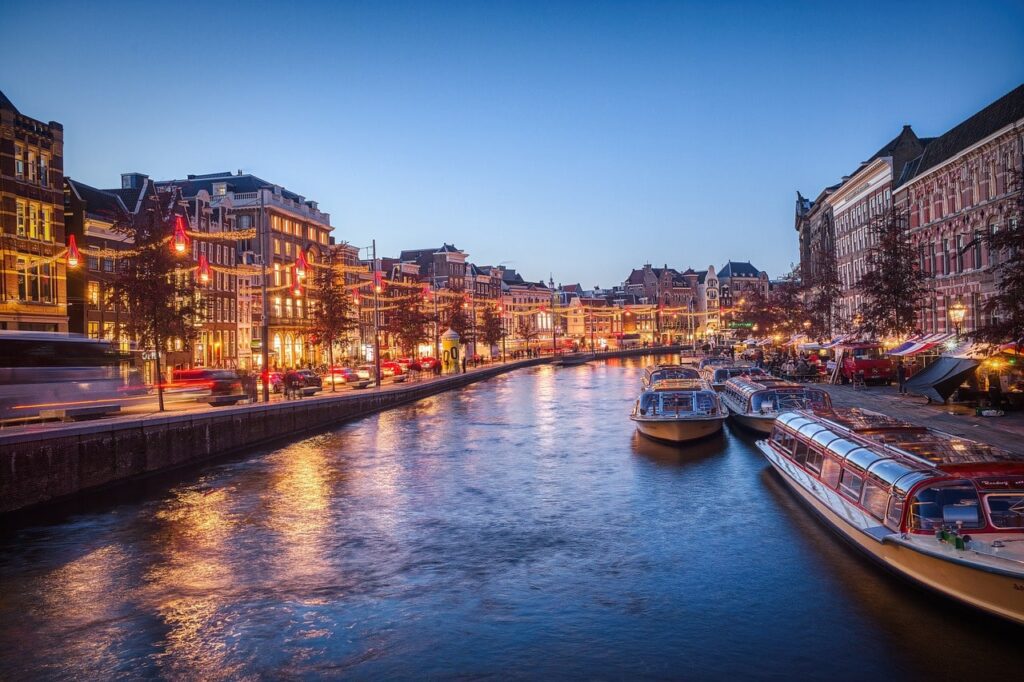 Scenic Canals and Historic Houses