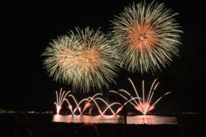 المدن اللي بتتحول لعالم سحري أول ما الشمس تغيب