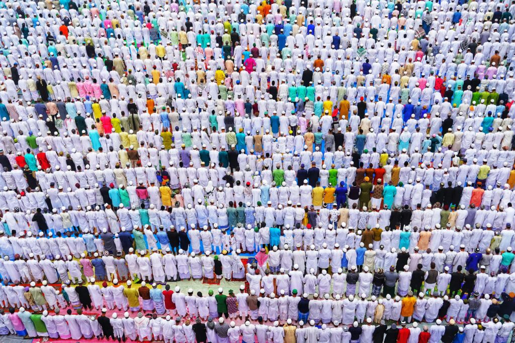 🕌 صلاة العيد... من المسجد للصحراء
