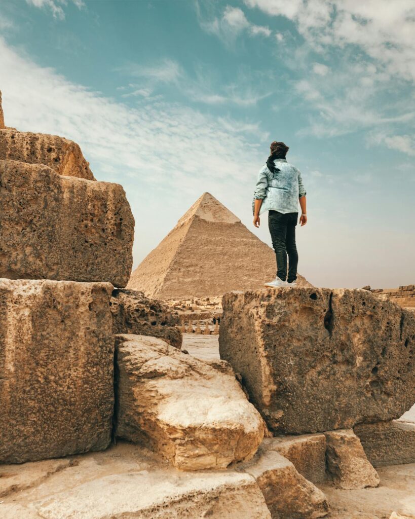 🧠 الفصل الرابع: "نظريات المؤامرة والأساطير… بين الواقع والخيال"